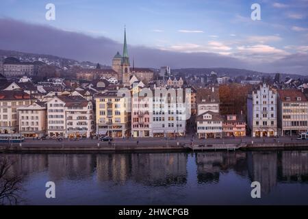 Veduta aerea dello skyline di Zurigo con la Chiesa di Predigerkirche - Zurigo, Svizzera Foto Stock