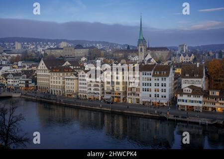 Veduta aerea dello skyline di Zurigo con la Chiesa di Predigerkirche - Zurigo, Svizzera Foto Stock
