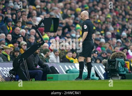 L'arbitro Anthony Taylor controlla il VAR per una penalità durante la partita della Premier League a Carrow Road, Norwich. Data foto: Sabato 5 marzo 2022. Foto Stock