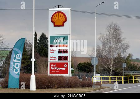 Turnov, Repubblica Ceca. 5th Mar 2022. I prezzi del carburante nella Repubblica Ceca sono ai livelli più elevati mai raggiunti. I prezzi della benzina per superare il valore di CZK 43 (1, 8 USD) al litro. Il diesel è salito a 45 CZK (1, 9 USD) al litro. Il drammatico aumento è il risultato dell'aumento dei prezzi del petrolio sui mercati mondiali. Un altro fattore è il significativo indebolimento della corona ceca a seguito della guerra Ucraina. (Credit Image: © Slavek Ruta/ZUMA Press Wire) Foto Stock