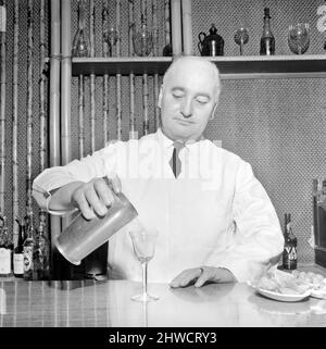 Drink: Cocktail Joe Gilmore, il miglior barman del Savoy Hotel di Londra, ha visto qui preparare dei cocktail. 1970 A1286 Foto Stock