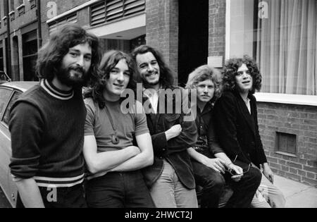 Pop Group 'Supertramp' raffigurato a Bruton Place, Londra. L a R, Richard Davies, Roger Hodgson, Richard Palmer, Robert Millar e David Winthrop. 12th agosto 1970. Foto Stock