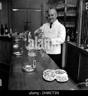 Drink: Cocktail Joe Gilmore, il miglior barman del Savoy Hotel di Londra, ha visto qui preparare dei cocktail. 1970 A1286-004 Foto Stock