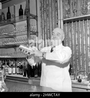 Drink: Cocktail Joe Gilmore, il miglior barman del Savoy Hotel di Londra, ha visto qui preparare dei cocktail. 1970 A1286-005 Foto Stock