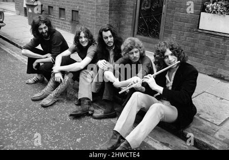 Pop Group 'Supertramp' raffigurato a Bruton Place, Londra. L a R, Richard Davies, Roger Hodgson, Richard Palmer, Robert Millar e David Winthrop. 12th agosto 1970. Foto Stock