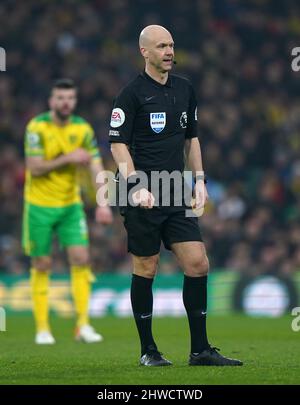 L'arbitro Anthony Taylor durante la partita della Premier League a Carrow Road, Norwich. Data foto: Sabato 5 marzo 2022. Foto Stock