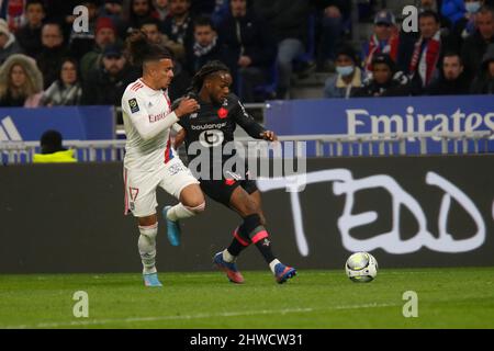 Renato LUZ SANCHES di Lille e Malo GUSTO di Lione durante il campionato francese Ligue 1 partita di calcio tra Olympique Lyonnais (Lione) e LOSC Lille il 27 febbraio 2022 allo stadio Groupama a Decines-Charpieu vicino Lione, Francia - Foto Romain Biard / Isports / DPPI Foto Stock