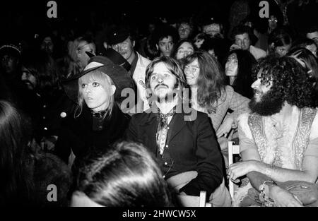 Ringo Starr e sua moglie guardano Bob Dylan al Festival dell'Isola di Wight. John Lennon e Yoko Ono seduti dietro di loro. 30th agosto 1969. Foto Stock