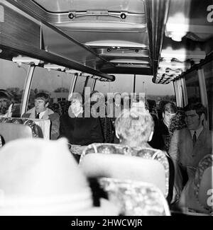 Sport-Football Inter City Fiere Cup: Oporto contro Newcastle United. Wyn Davies e Jim Smith si rilassano in pullman dopo il loro arrivo all'aeroporto di Newcastle. Novembre 1969 Z11869 Foto Stock