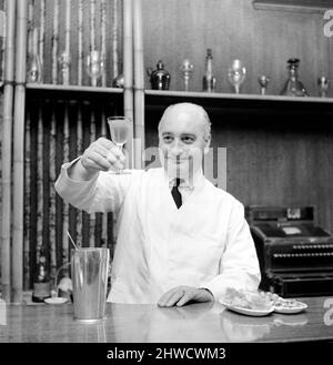 Bevande: Cocktail. Joe Gilmore, il miglior barman del Savoy Hotel di Londra, ha visto qui preparare dei cocktail. 1970 A1286-001 Foto Stock