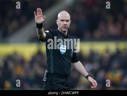 L'arbitro Anthony Taylor durante la partita della Premier League a Carrow Road, Norwich. Data foto: Sabato 5 marzo 2022. Foto Stock