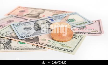 Monete in Bitcoin al cumulo di bollette in dollari. Concetto di criptovaluta e denaro contante. Foto di alta qualità Foto Stock