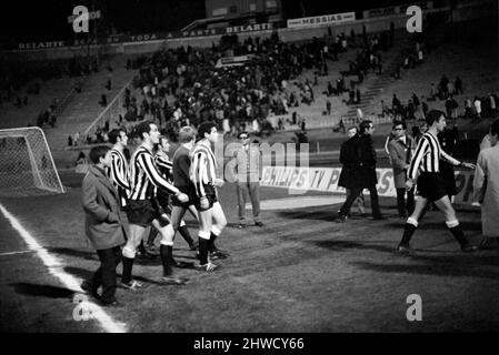 Sport-Football Inter City Fiere Cup: Oporto contro Newcastle United. I giocatori Uniti con Bobby Moncur in primo piano lasciano il campo alla fine del gioco. Novembre 1969 Z11869-003 Foto Stock