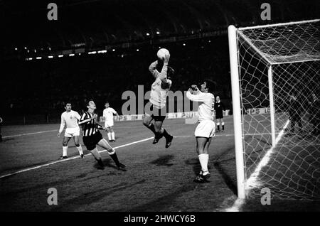 Sport-Football Inter City Fiere Cup: Oporto contro Newcastle United. Rui, Porto goalies, salta in alto per afferrare la palla prima che Dyson possa ottenere la testa ad esso. Novembre 1969 Z11869-004 Foto Stock