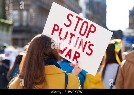 George Square, Glasgow, Scozia, Regno Unito. 5th Mar 2022. Persone che protestano in George Square di Glasgow contro l'invasione russa dell'Ucraina. Nella foto: Cartello con la scritta "Stop Putin's War" Credit: Kay Roxby/Alamy Live News Foto Stock