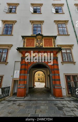 Vienna, Austria - Lug 14, 2021: Hofburg, l'ex palazzo imperiale d'inverno nel centro di Vienna. La porta Svizzera (Schweizertor), la porta principale originale. Foto Stock