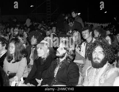 Ringo Starr e sua moglie guardano Bob Dylan al Festival dell'Isola di Wight.30th Agosto 1969. Foto Stock