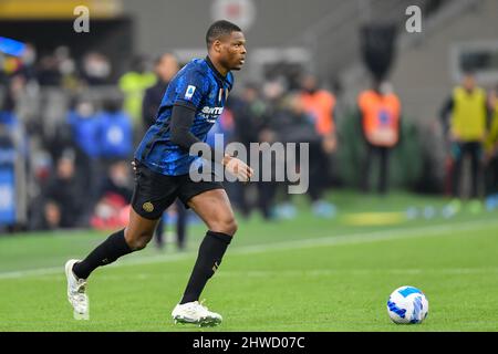 Milano, Italia. 04th Mar 2022. Denzel Dumfries (2) dell'Inter ha visto nella serie un incontro tra Inter e Salernitana a Giuseppe Meazza a Milano. (Photo Credit: Gonzales Photo/Alamy Live News Foto Stock
