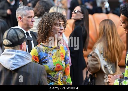 Parigi, Francia. 04th Mar 2022. Ella Emhoff alla sfilata di moda Loewe durante la sfilata di moda Autunno/Inverno 2022 alla Paris Fashion Week di Parigi, Francia, il 4 2022 marzo. (Foto di Jonas Gustavsson/Sipa USA) Credit: Sipa USA/Alamy Live News Foto Stock