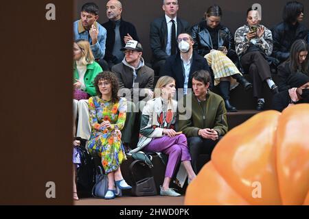 Parigi, Francia. 04th Mar 2022. Ella Emhoff alla sfilata di moda Loewe durante la sfilata di moda Autunno/Inverno 2022 alla Paris Fashion Week di Parigi, Francia, il 4 2022 marzo. (Foto di Jonas Gustavsson/Sipa USA) Credit: Sipa USA/Alamy Live News Foto Stock