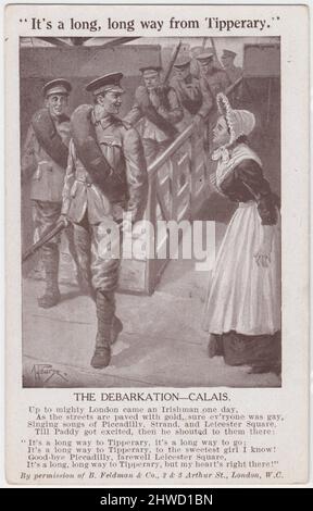 'IT's a long, long way from Tipperary': Cartolina della prima guerra mondiale con un estratto della popolare canzone registrata nel 1914 da John McCormack. Il disegno mostra 'The debarkation - Calais', con i soldati britannici che scendono dalla passerella di una nave e che vengono accolti da una donna francese in un cofano Foto Stock