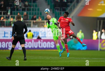 Wolfsburg, Germania, 5 marzo 2022: Maximilian Arnold di VfL Wolfsburg e Taiwo Awoniyi dell'Unione di Berlino durante Wolfsburg vs Union Berlin, Bundesliga, alla Volkswagen Arena. Prezzo Kim/CSM. Foto Stock