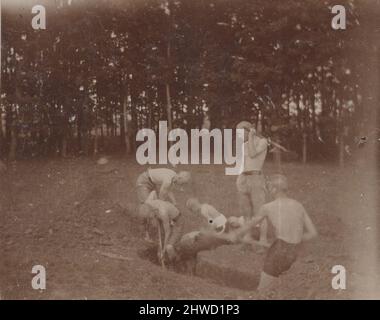 Archivio storico immagine dei ragazzi scout stanno scavando un grande buco come excercise a 1920s Foto Stock