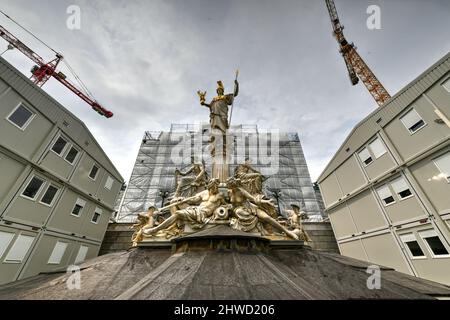 Vienna, Austria - 17 luglio 2021: Facciata neoclassica del Parlamento in costruzione. Foto Stock