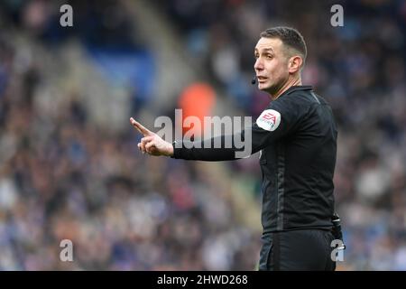 Leicester, Regno Unito. 05th Mar 2022. L'arbitro David Coote prende una decisione a Leicester, Regno Unito, il 3/5/2022. (Foto di Simon Whitehead/News Images/Sipa USA) Credit: Sipa USA/Alamy Live News Foto Stock