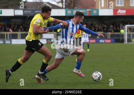 HARROGATE, REGNO UNITO. MAR 5th Luke Molyneux di Hartlepool United batte con Lewis Richards di Harrogate Town durante la partita della Sky Bet League 2 tra Harrogate Town e Hartlepool Uniti a Wetherby Road, Harrogate sabato 5th marzo 2022. (Credit: Mark Fletcher | MI News) Credit: MI News & Sport /Alamy Live News Foto Stock