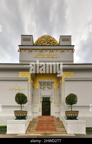 Vienna, Austria - Lug 17, 2021: Secession Building Golden Dome a Vienna, Austria chiamato anche Wiener Secession - con l'Iscrizione 'ad ogni età il suo Ar Foto Stock