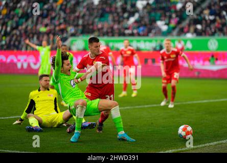 Wolfsburg, Germania, 5 marzo 2022: Jonas Wind di VfL Wolfsburg e Robin Knoche di Union Berlin durante Wolfsburg contro Union Berlin, Bundesliga, alla Volkswagen Arena. Prezzo Kim/CSM. Foto Stock