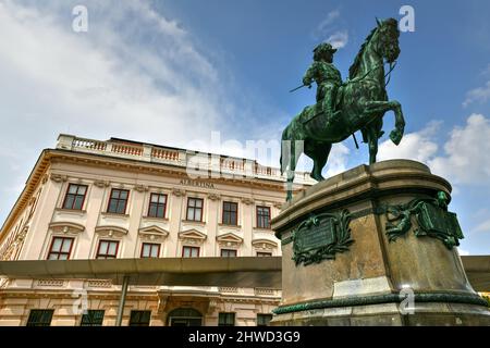 Vista frontale del famoso museo Albertina palazzo del palazzo con la statua di Albrecht nel centro della città della capitale austriaca con cielo blu. Foto Stock