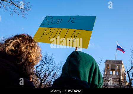 Berlino, Germania. 05th Mar 2022. Germania, Berlino, 05 marzo 2022: I manifestanti possono essere visti come membri del Rundfunkchor Berlin (coro radiofonico di Berlino) cantano in solidarietà con l'Ucraina di fronte all'ambasciata russa nel centro di Berlino per protestare contro l'invasione russa in corso dell'Ucraina. (Foto di Jan Scheunert/Sipa USA) Credit: Sipa USA/Alamy Live News Foto Stock