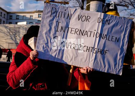 Berlino, Germania. 05th Mar 2022. Germania, Berlino, 05 marzo 2022: I manifestanti possono essere visti come membri del Rundfunkchor Berlin (coro radiofonico di Berlino) cantano in solidarietà con l'Ucraina di fronte all'ambasciata russa nel centro di Berlino per protestare contro l'invasione russa in corso dell'Ucraina. (Foto di Jan Scheunert/Sipa USA) Credit: Sipa USA/Alamy Live News Foto Stock