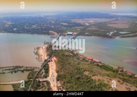 Immagine sfocata del fiume aereo e paesaggio fluviale dell'India, con belle nuvole bianche nell'atmosfera, immagine scattata nel cielo dall'aeroplano. Natura Foto Stock