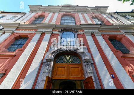 Ingresso alla Buergersaalkirche (Sala dei cittadini) a Monaco, Baviera, Germania. Foto Stock