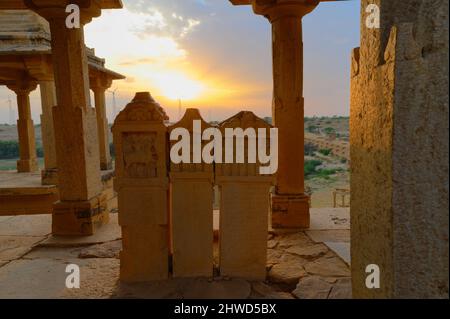 Badabag, Jaisalmer, Rajasthan - 17th Ottobre 2019 : bellissimo tramonto dietro le lapidi a Bada Bagh o Barabagh, un complesso giardino di cenotafs reali f Foto Stock