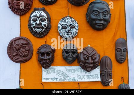 Kolkata, Bengala Occidentale, India - 31st Dicembre 2018 : maschere di legno o maschere tribali, artigianato appeso al muro, fatto da polveri di legno, in mostra durante il Foto Stock