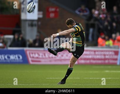 Gloucester, Regno Unito. 05th Mar 2022. Premiership Rugby. Gloucester Rugby V Northampton Saints. Stadio Kingsholm. Gloucester. DaN Biggar (Northampton Saints) prende il calcio durante la partita di rugby Gloucester Rugby V Northampton Saints Gallagher Premiership. Credit: Sport in immagini/Alamy Live News Foto Stock