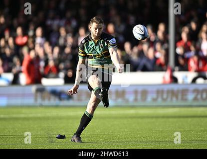 Gloucester, Regno Unito. 05th Mar 2022. Premiership Rugby. Gloucester Rugby V Northampton Saints. Stadio Kingsholm. Gloucester. DaN Biggar (Northampton Saints) prende il calcio durante la partita di rugby Gloucester Rugby V Northampton Saints Gallagher Premiership. Credit: Sport in immagini/Alamy Live News Foto Stock