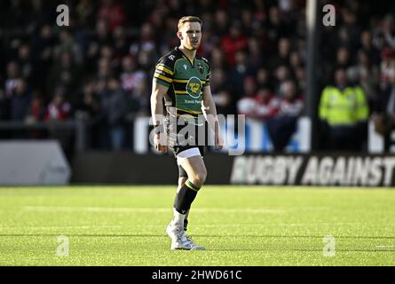 Gloucester, Regno Unito. 05th Mar 2022. Premiership Rugby. Gloucester Rugby V Northampton Saints. Stadio Kingsholm. Gloucester. Rory Hutchinson (Northampton Saints) durante la partita di rugby Gloucester V Northampton Saints Gallagher Premiership. Credit: Sport in immagini/Alamy Live News Foto Stock