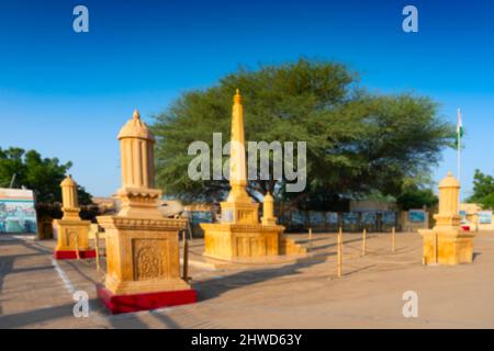 Immagine sfocata dei memoriali a Tanot Mata Mandir in India confine Pakistan nel deserto di Thar. Antico tempio mantenuto dai soldati indiani per adorare. Foto Stock