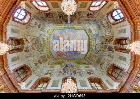 Ornato soffitto dipinto presso la Sala di marmo della parte superiore del Palazzo Belvedere di Vienna in Austria, Europa Foto Stock