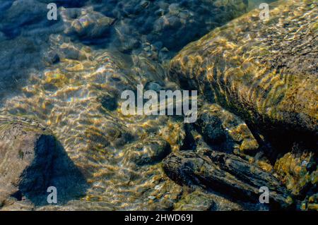 Natura astratta riflessione sottomarino di sabbia e pietre e rocce, Reshi River, Reshikhola, il Sikkim Foto Stock