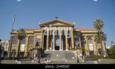 Facciata di antico edificio con colonne e portico triangolare. Azione. Bellissimo edificio storico con architettura antica e colonne su blu sk Foto Stock