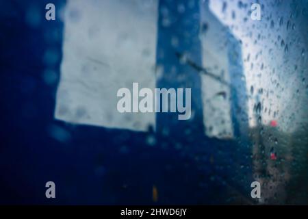 Immagine sfocata di gocce d'aria che cadono sul vetro del parabrezza dell'automobile, ufficio di riscossione delle tasse di pedaggio a 2nd ponte di Hoogly. Immagine stock monsone. Foto Stock