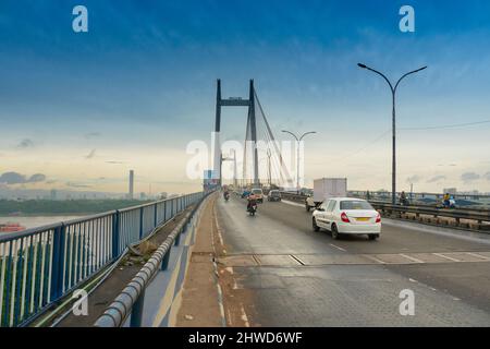 Kolkata, Bengala Occidentale, India - 6th Augsut 2019 : cielo blu con nuvole chiare su 2nd Hoogly Bridge, che collega Howrah e Kolkata. Foto Stock