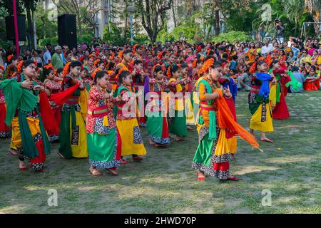 Kolkata, India - 21 Marzo 2019 : Danzatrici per ragazza vestite di sari, abito tradizionale indiano con fiori di Palash, monosperma di Butea, make up, ballare a. Foto Stock