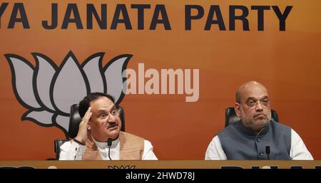 New Delhi, India. 05th Mar 2022. Bharatiya Janta Party (BJP) presidente, JP Nadda (sinistra) e il ministro indiano dell'interno e alto leader del BJP, Amit Shah (destra) durante una conferenza stampa congiunta presso la sede del partito del BJP. Bharatiya Janta Party (BJP) Credit: SOPA Images Limited/Alamy Live News Foto Stock